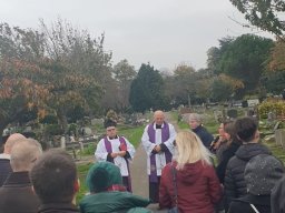 Procesja z modlitwą za zmarłych na Gunnersbury Cemetery (03.11.2024)