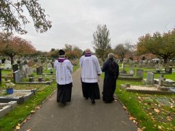 Procesja z modlitwą za zmarłych na Gunnersbury Cemetery (03.11.2024)