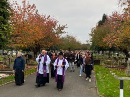 Procesja z modlitwą za zmarłych na Gunnersbury Cemetery (03.11.2024)