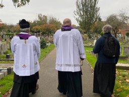 Procesja z modlitwą za zmarłych na Gunnersbury Cemetery (03.11.2024)