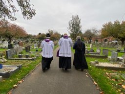 Procesja z modlitwą za zmarłych na Gunnersbury Cemetery (03.11.2024)