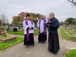 Procesja z modlitwą za zmarłych na Gunnersbury Cemetery (03.11.2024)